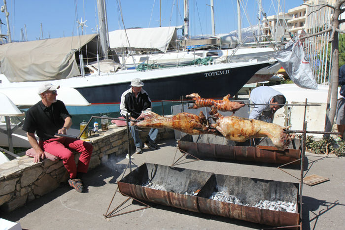 Spidstegning af lam og pattegris påskedag i Agios Nikolaos’ sejlklub. Der skulle mange til at dreje spiddene rundt fra kl. 07:00 til kl. 14:00. Her er det Niels og Mogens, der tager en tørn.