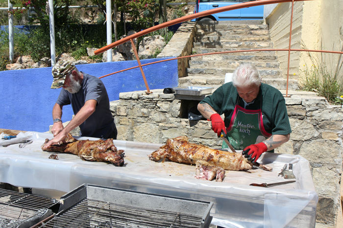 Påskemiddag i marinaen i Agios Nikolaos. Her er de i fuld gang med at partere de 2 lam. Det smagte rigtig godt.