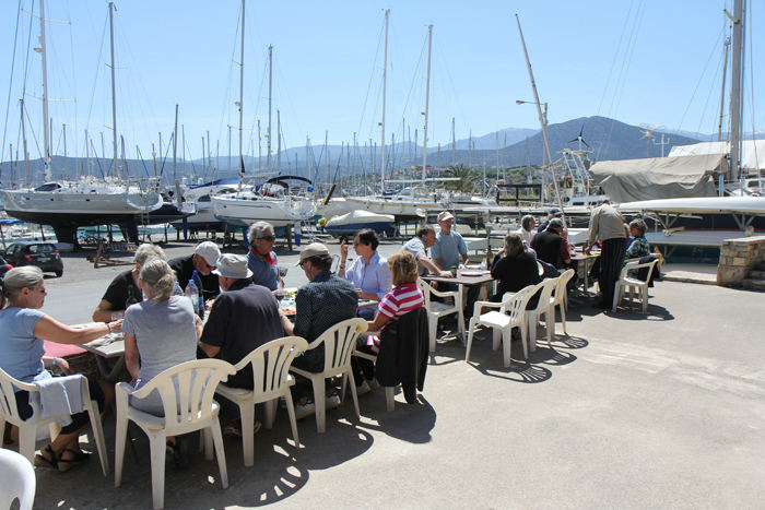 Påskemiddagen bliver nydt på terrassen ved sejlklubben i Agios Nikolaos’ Marina, i det skønneste vejr.  