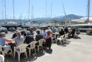 Påskemiddagen bliver nydt på terrassen ved sejlklubben i Agios Nikolaos’ Marina, i det skønneste vejr.  