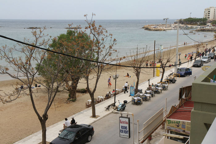 Udsigten fra hotel Frini i Chania, hvor vi havde booket et værelse. Hotellet lå lige ud til stranden, og vi fik et værelse med balkon og havudsigt.