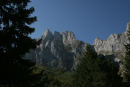En del af bjergkæden Picos de Europa set nede fra dalen, hvor svævebanen starter.