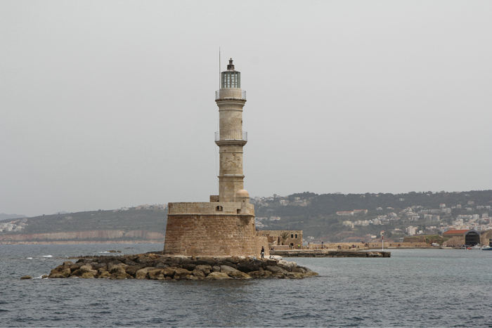 Det gamle fyrtårn ved indsejlingen til havnen i Chania. Havnen og det oprindelige fyr er anlagt af venetianerne omkring 1600. Det nuværende fyr er fra 1839 og har form som en minaret.
