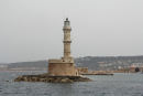 Det gamle fyrtårn ved indsejlingen til havnen i Chania. Havnen og det oprindelige fyr er anlagt af venetianerne omkring 1600. Det nuværende fyr er fra 1839 og har form som en minaret.
