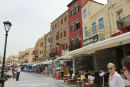 Den vestlige havnefront i Chania med alle restauranterne og forretningerne med souvenirs. 