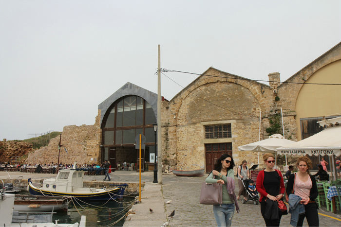 Den gamle havn i Chania med de gamle pakhuse. Huset til venstre er blevet restaureret og huser nu den lokale sejlklub. De havde en dejlig cafe uden for på kajen.