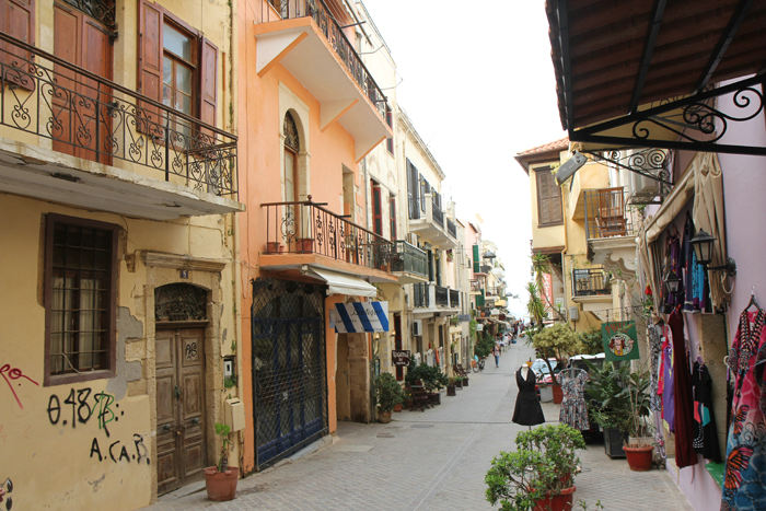 En af de smalle gader i den gamle bydel i Chania på Kreta.