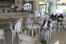 ”11 bajeren” indtages på en moderne cafe i Paleochora. De typiske græske taverner og restauranter havde ikke åbent på det tidspunkt.