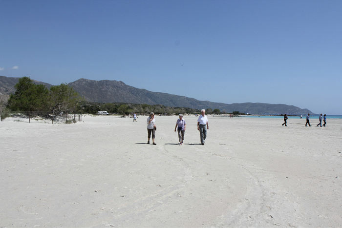 Besøg på den flotte sandstrand syd for Elafonisi. Der ligger en ø tæt på stranden, som nu er blevet landfast. Førhen skulle man vade gennem vandet for at komme ud til øen.