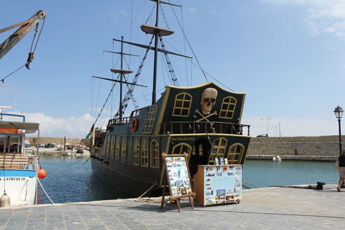 Barbarossas pirat båd i den gamle venezianske havn i Rethymnon på Kreta.