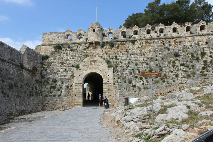 Indgangen til det gamle fæstningsanlæg ved Rethymnon. Det ligger højt og ser meget beskyttet ud, men det tog mindre end 24 timer for tyrkerne at indtage det i 1636.