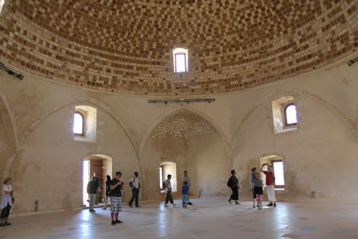 Fæstningen i Rethymnon. Kuplen på Sultan Ibrahim Han moskeen set inde fra. Det skulle være en af de største kupler i Grækenland.