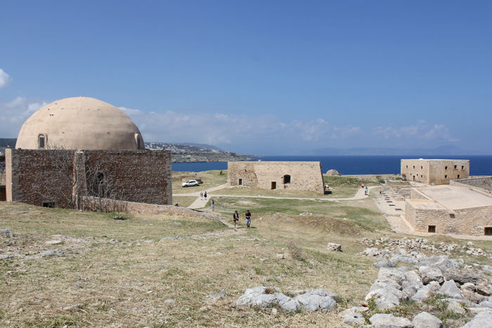 Sultan Ibrahim Han moskeen og andre bygninger inde i fæstningen i Rethymnon.