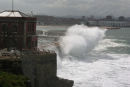 Gijon. Selvom det var helt stille, havde de meldt 3,5 m dønning og det gav lidt brækkende søer ind mod molen; flot syn, men det larmede.
