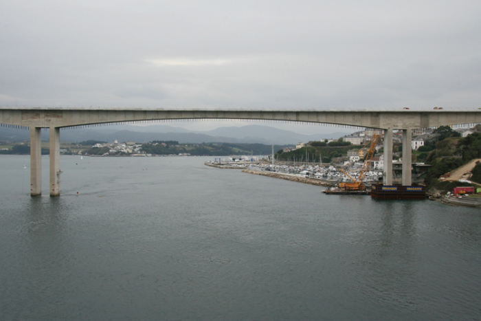Ría de Ribadeo, med marinaen inde til højre, set ude fra enden af Cargadeiro. Broen i forgrunden fører N634, der løber langs kysten, over floden.  