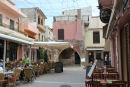 En af de hyggelige pladser i Rethymnon, hvor vi nød en kold øl. Vi studerede ”Turen går til Kreta” og ville på jagt efter Rimondi Fontænen. Det viste sig, at den lå nabo til cafeen. Kan anes i baggrunden.
