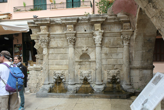 Rimondi Fontænen med de 3 løvehoveder i Rethymnon.