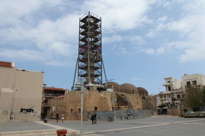 Minareten på Neratzes moskeen i Rethymnon er ved at blive renoveret. Lidt af et stillads. De går grundigt til værks - det ser ud til, at de har fjernet den og er ved at bygge den op igen fra bunden.