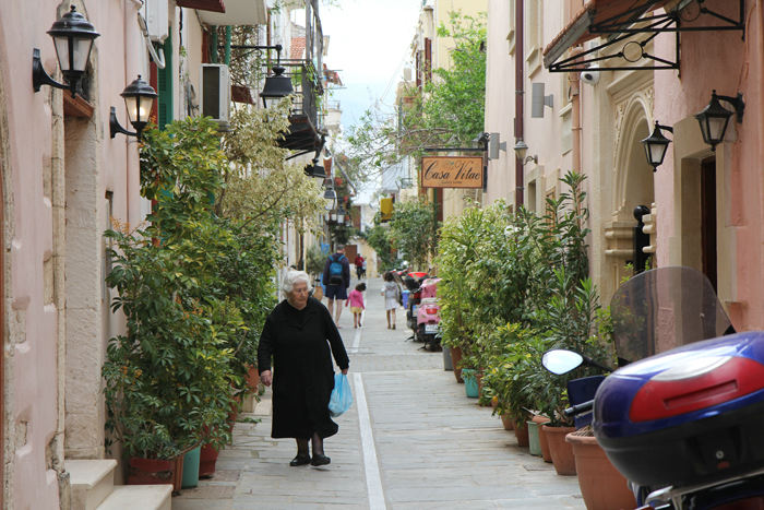 Mange af gaderne i Rethymnon på Kreta er fyldt med taverner og turistbutikker, men der er også nogle stille og rolige gader i den gamle bydel.