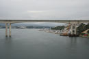 Ría de Ribadeo, med marinaen inde til højre, set ude fra enden af Cargadeiro. Broen i forgrunden fører N634, der løber langs kysten, over floden.  