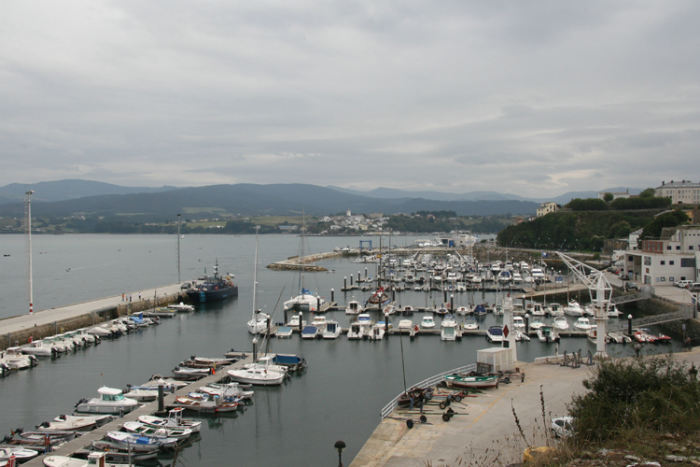 Porcillan marina i Ribadeo set oppe fra San Miguel. På den anden side af floden skimtes byen Figueras.