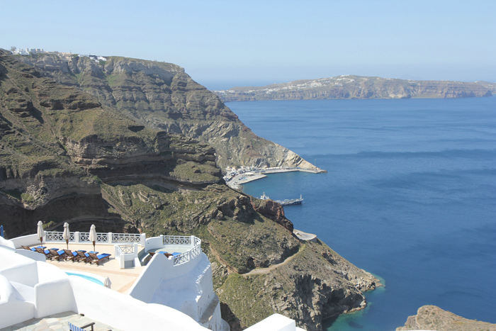 Der var udsigt ned til færgehavnen på Santorini oppe fra Volcano View Hotellet.