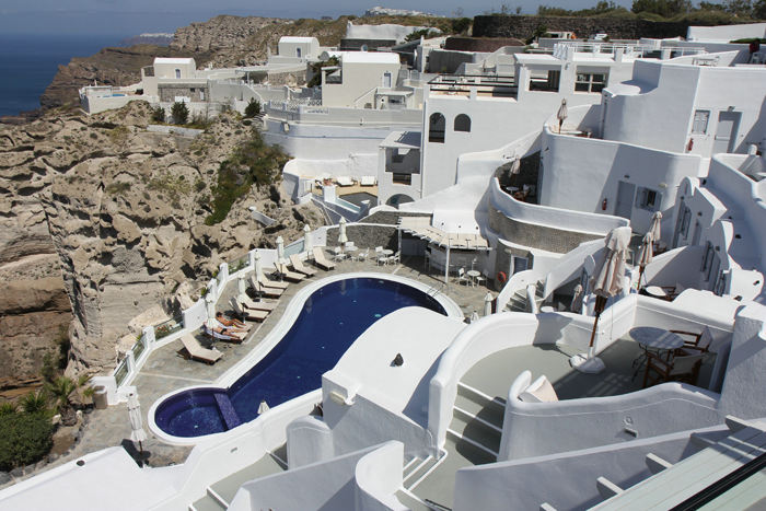 En af de mange swimmingpools på Volcano View Hotel på Santorini; der var poolbar og alt, hvad der hører sig til. 