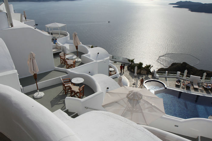 Aftenstemning oppe fra restauranten på Volcano View Hotel ud over krateret på Santorini.