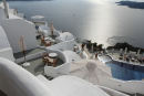 Aftenstemning oppe fra restauranten på Volcano View Hotel ud over krateret på Santorini.