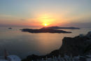 Solnedgangen ud over krateret på Santorini, set oppe fra Volcano View Hotel. Desværre gik solen ned i en sæk, og det regnede næste morgen, men kun for en kort bemærkning. 