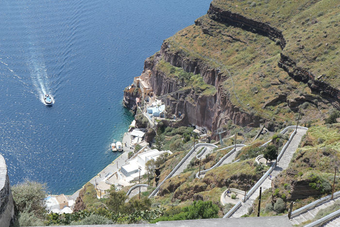 Stien ned til den gamle havn i Fira på Santorini. Der er 587 trin ned til vandet. 