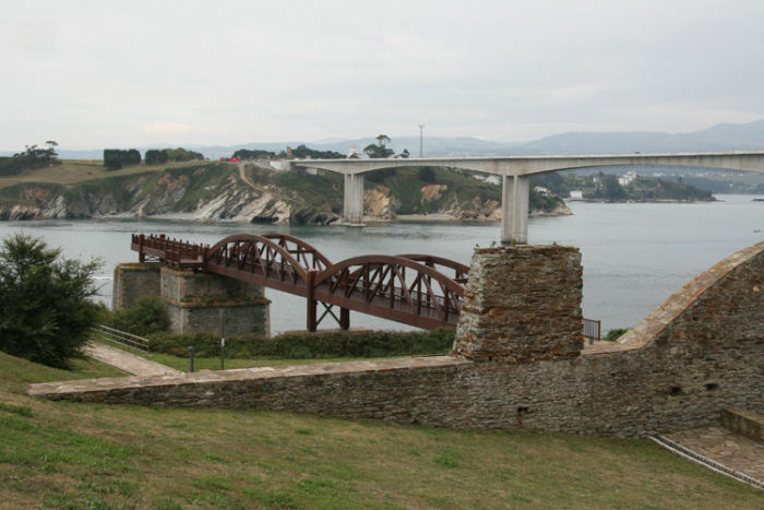 Cargadeiro, et stykke af en gammel bro, der i sin tid gik over Ría de Ribadeo. Broen er blevet restaureret i 1995.