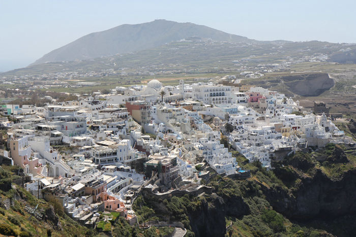 Fira på Santorini set oppe fra den nordlige bydel. Man kan lige skimte trappen ned til den gamle havn i forgrunden.