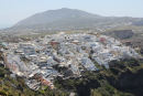 Fira på Santorini set oppe fra den nordlige bydel. Man kan lige skimte trappen ned til den gamle havn i forgrunden.