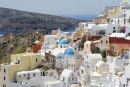 Parti fra Oia på Santorini. Byen ligger ’klistret’ op ad bjergsiden ud mod krateret.