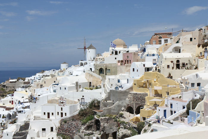 Parti fra Oia på det nordlige Santorini. Byen er meget velholdt, og det er sjældent at finde huse, der ikke er holdt ved lige; men her er et område, der trænger til lidt vedligeholdelse.