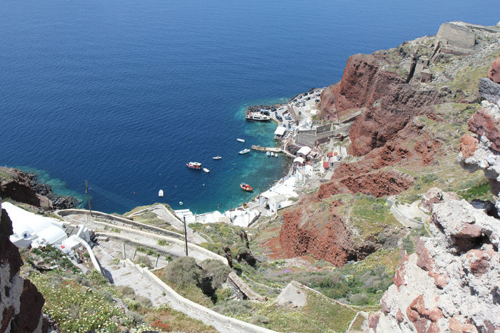 Den lille havn ved Oia på Santorini. Her kan man køre til i modsætning til havnen ved Fira, hvor der ikke var nogen vej, kun trappen.