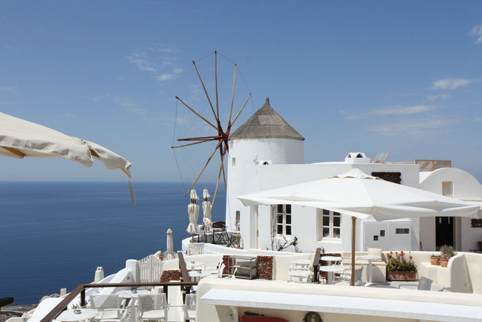 En gammel restaureret vindmølle i Oia på det nordlige Santorini. 