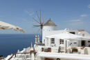En gammel restaureret vindmølle i Oia på det nordlige Santorini. 