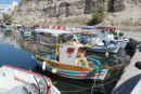 En lille ’sød’ fiskerbåd i Vlychada Marina på Santorini.