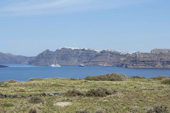 Udsigten fra Messapigadia på den sydlige del af Santorini. Det er byen Fira, der ligger på bjergtoppen over krydstogtsskibene. 