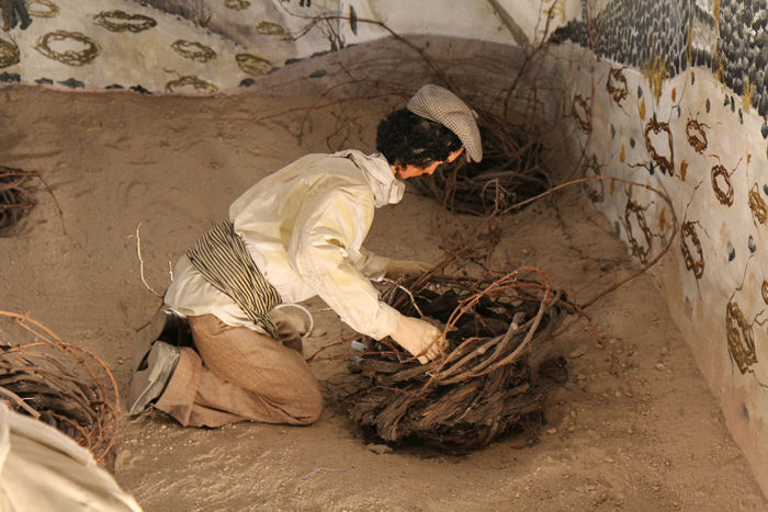 Museet hos vinhuset Koutsoyannopoulos på Santorini. Der var lavet mange opsætninger, der viste og forklarede vindyrkningen på Santorini. Her er de ved at flette de gamle vinranker til en kurv.