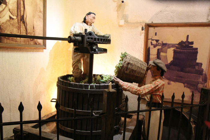 Museet hos vinhuset Koutsoyannopoulos på Santorini. Det var et meget informativt museum. Her vises en gammel presse til presning af druerne. 