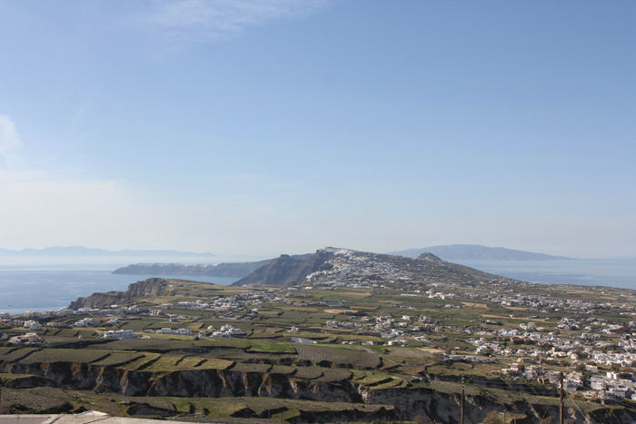 Udsigten oppe fra Pirgos på Santorini, ud over det meget specielle landskab mod nord. Alle ’felterne’ er plantet til med vin. 