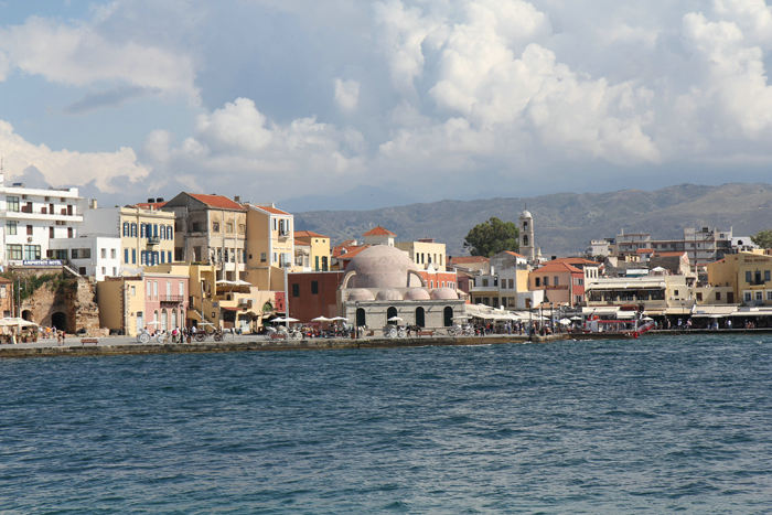 Den gamle venetianske havn i Chania med Kloutsouk Hasan Mosque, der nu er indrettet til bl.a havnekontor. 