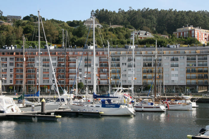 Nausikaa fortøjet ved gæstebroen i Viveiro lystbådehavn. Det er en af de mest rolige havne, vi har været i indtil nu.
