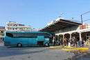 Man kan bestille en samlet tur til Samariakløften og retur. Vi valgte at arrangere vor egen tur og tog en bus fra Chania til Omalos. Der var andre morgenduelige, der skulle med samme bus.