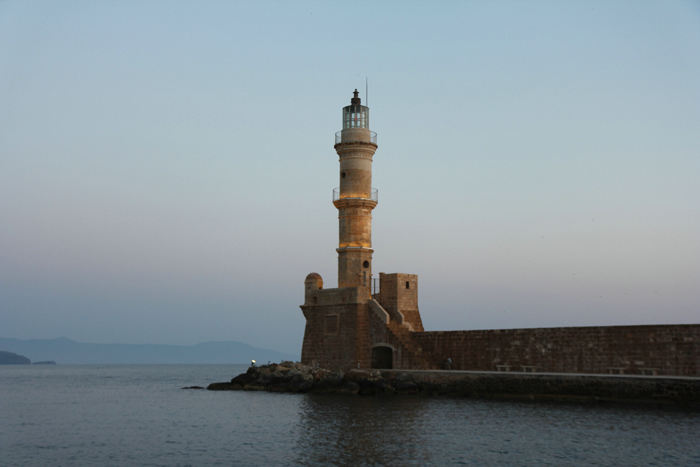 Morgenstemning i den gamle havn i Chania. Det er det gamle fyrtårn på ydermolen, som vi passerede på vej nord på til Kithira.  