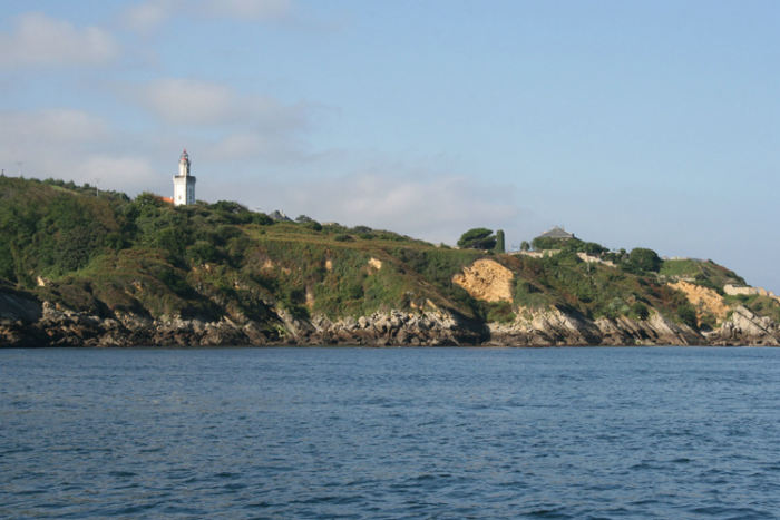 Fra Hondarribia gik turen til San Sebastian. Den nordspanske kyst er storslået. Her runder vi Cabo Higuer uden for Hondarribia.