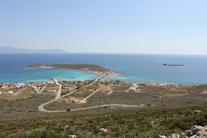 Udsigten ud over bugten ved Diakofti, færgehavnen på Kithira. Bemærk vraget af det store skib ude til højre. Vi så flere vrag rundt om i Grækenland, der bare fik lov til at ligge og ruste op.